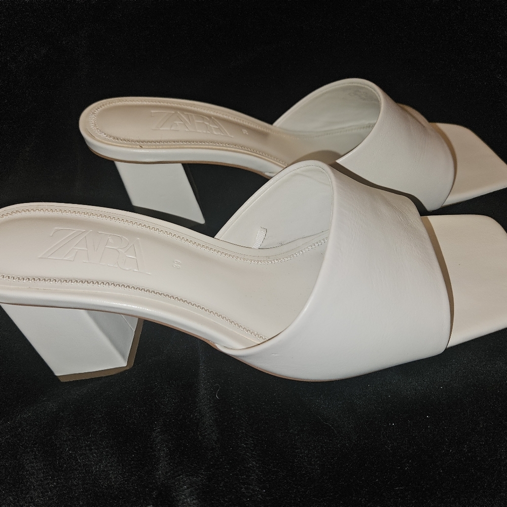 Only use one time, very good condition,size 39, light grey, Zara sandals